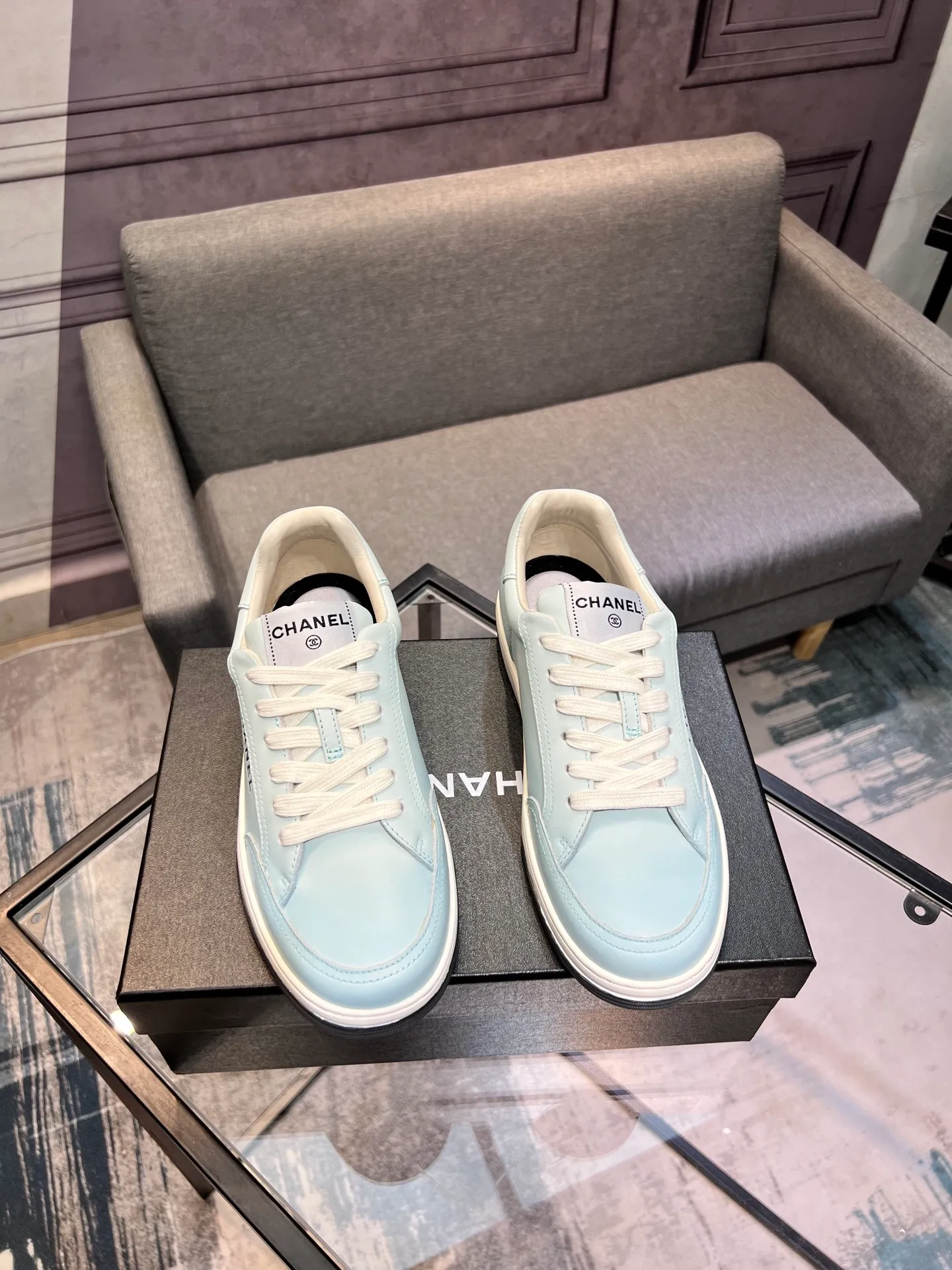 Men's men's shoes💰660 Exclusive real shots (top version) CHANEL Chanel's new panda sneakers Panda shoes Chanel 2025ss color matching thick-soled casual sports shoes sneakers Counter synchronization The counter is very popular Very difficult to buy a shoe The most popular thick-soled panda shoes on the Internet It is obvious that Xiaoxiang control cannot miss it Simple and versatile white shoes that have both good looks and comfort Thick sole increases height, is super versatile and can be worn with eyes closed😍 Whoever wears it will look better. Upper: calfskin. Lining: imported sheepskin lining. Outsole: TPU original outsole. Size: 35-44 (41 for women, 40 for men, custom made).